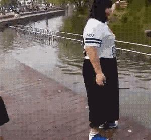 泡菜韩国的设计真是看不懂，这样的黑毛衣竟被穿出不是凡人的感觉