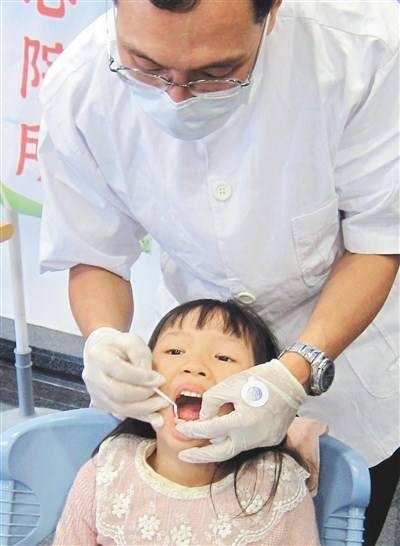 宝妈必学：儿童牙齿长歪了怎么办？牙医一招教你牙齿整整齐齐！