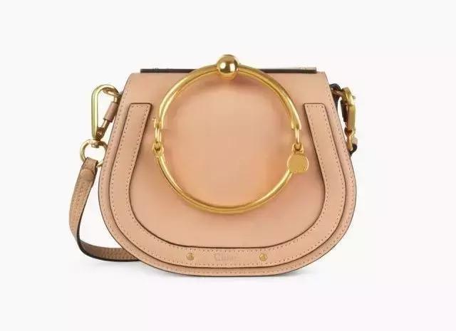 刘雯背的新款包是什么品牌,刘雯背过的一款蔻驰的包包