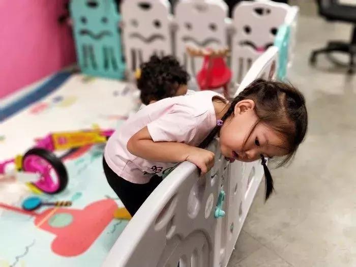 老板支持员工带小孩上班,员工带孩子上班老板帮忙带娃