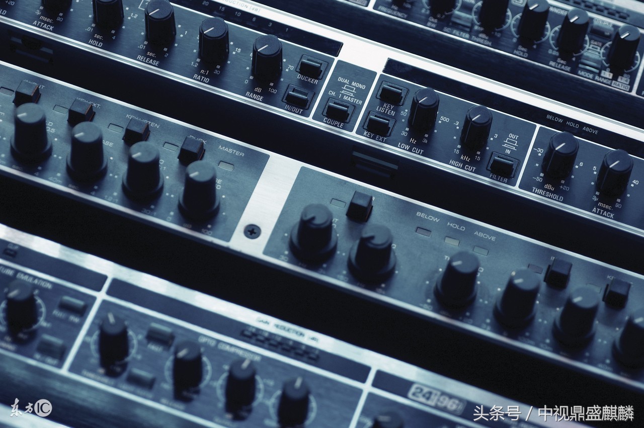 别人拿眼看世界,音响师用耳朵听周围!