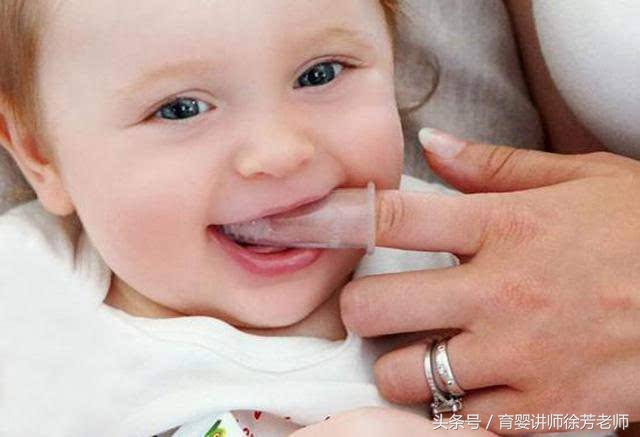 宝宝嘴巴上面白白的是怎么回事,宝宝嘴巴里面白白的是怎么回事