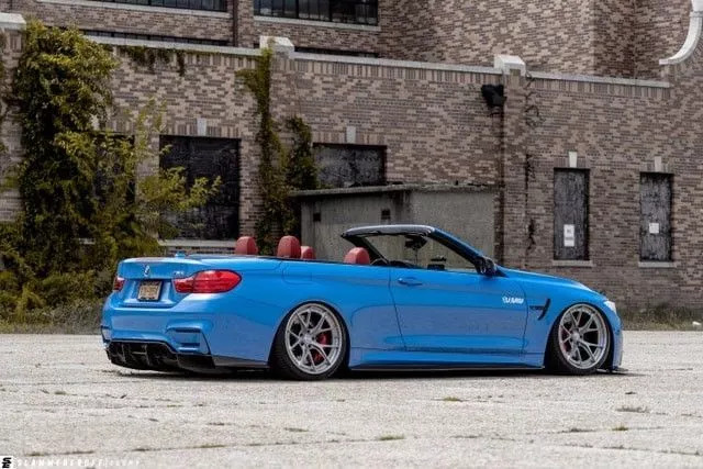 改装的宝马m4直接趴在地上了,普通的宝马m4可以开敞篷