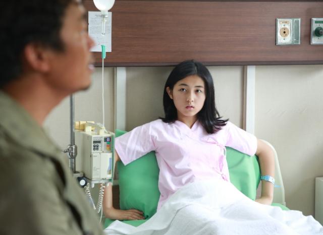 张子枫帮助王俊凯,张子枫拥抱教学