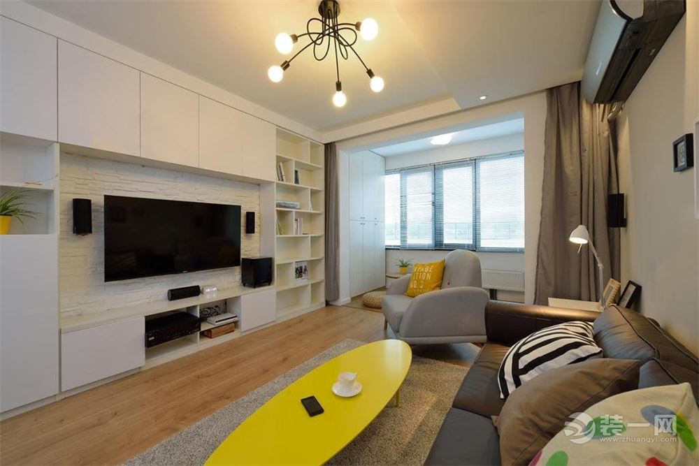 黄配紫什么效果?南京天润城五彩之家实景,北欧风硬装12万铺垫