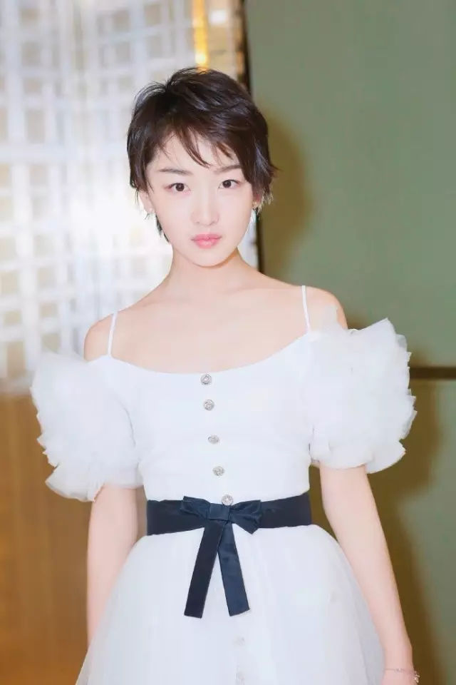 艺人们看angelababy的眼神,为什么明星流行平胸