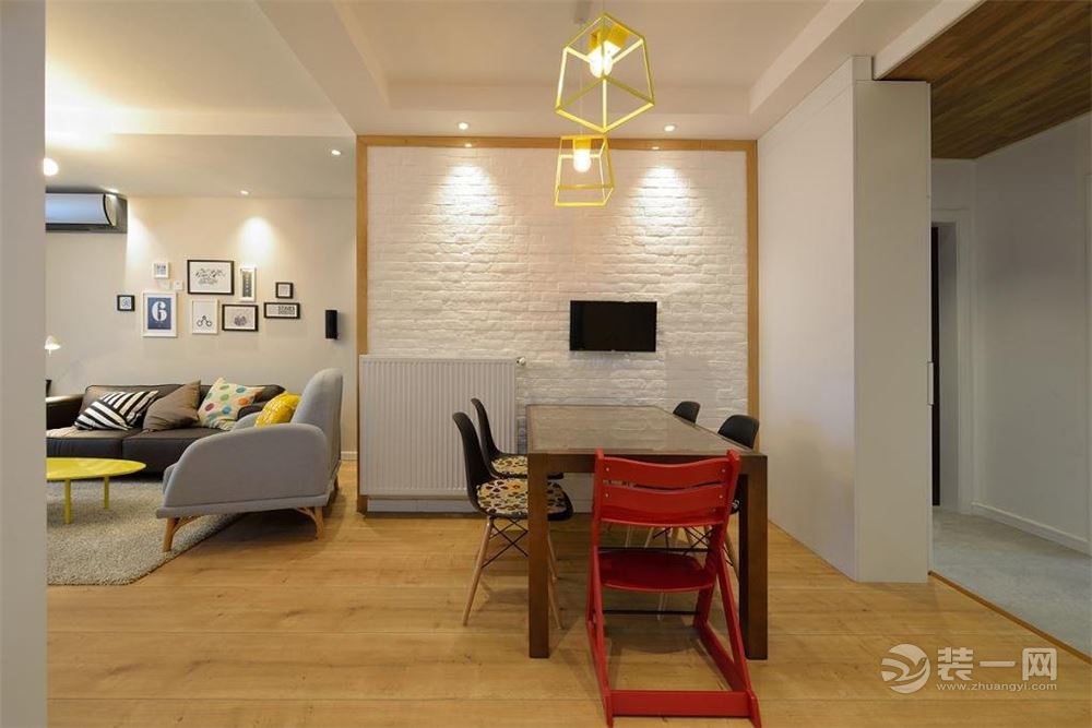 黄配紫什么效果?南京天润城五彩之家实景,北欧风硬装12万铺垫