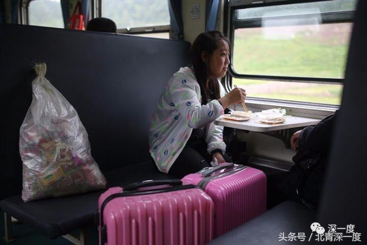 全中国最便宜的火车：票价2元起22年未涨，山羊和鸡群都能上车