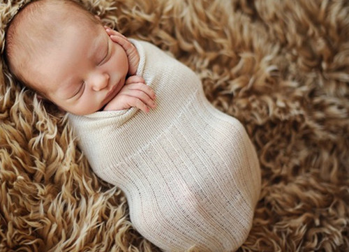 为什么新生儿睡觉总咿咿呀呀,为什么新生儿跟妈妈睡也很容易醒