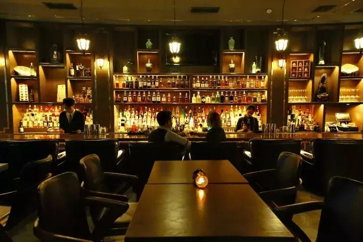 一间bar,一间轻奢型的咖啡馆