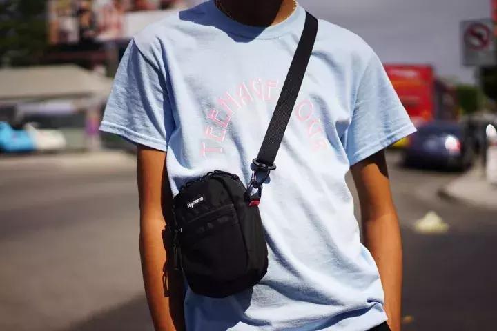 可能你手上的Supreme正是来自美国10几岁排队*党**!