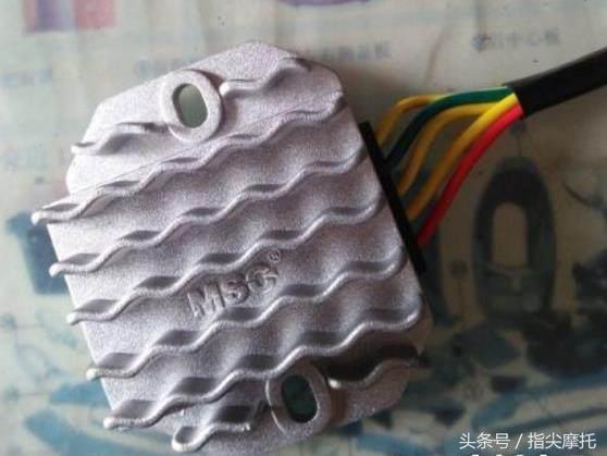 喜欢把摩托车改装的全是电器,但总亏电怎么办?这样改装解决!