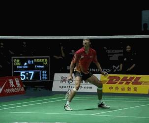 业余选手，与其练习头顶侧身击球，不如练习反拍高远球，理由有二