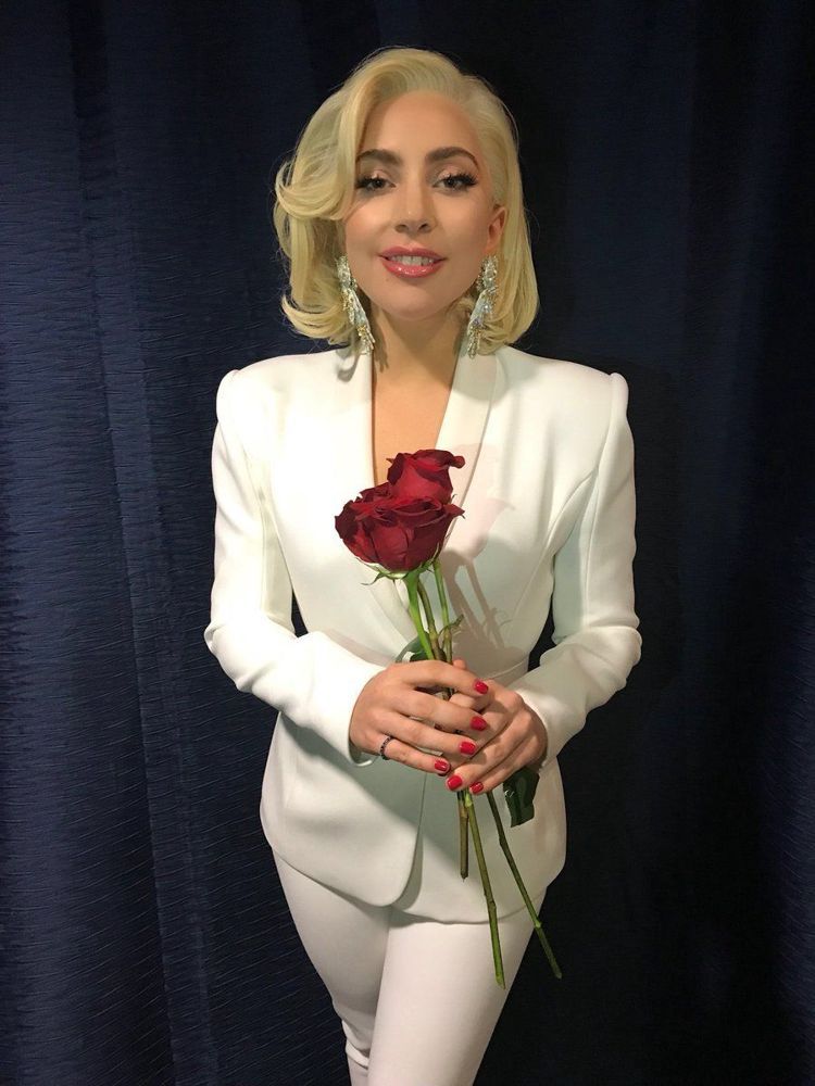 端庄也能很时尚，女神卡卡被粉丝封「最潮干妈」