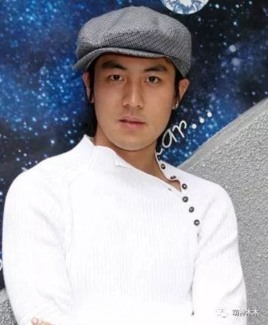 父亲是一代功夫大侠，他在学校却被欺负，如今出道16年终获肯定