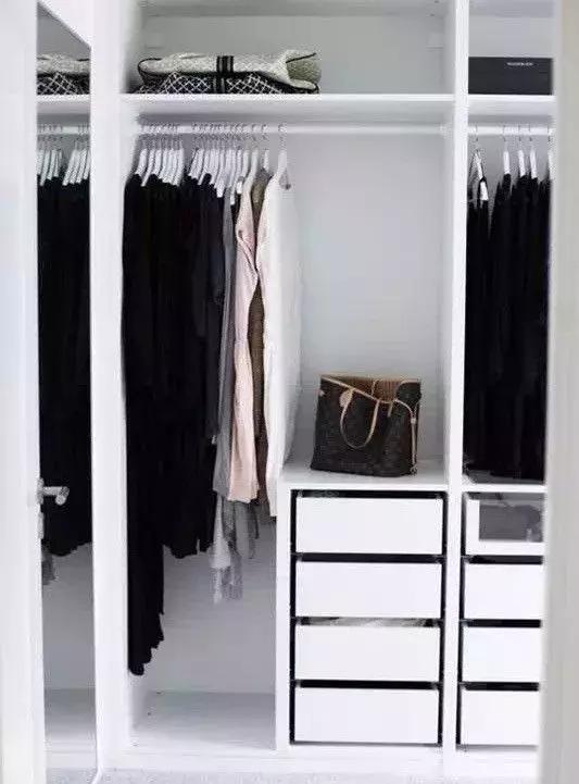 椅子上总堆满衣服,家里坐的椅子总是黏黏的怎么办