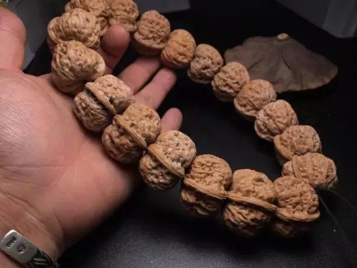 怎么挑选一串极品野生小核桃手串,野生核桃和普通核桃手串