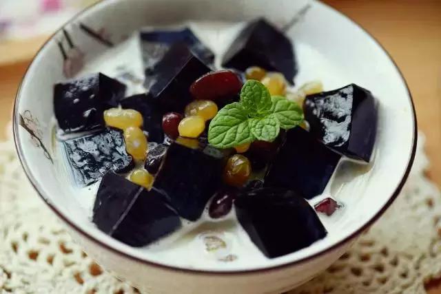 草粿跟烧仙草凉粉龟苓膏的区别,凉粉龟苓膏烧仙草分别用什么做的