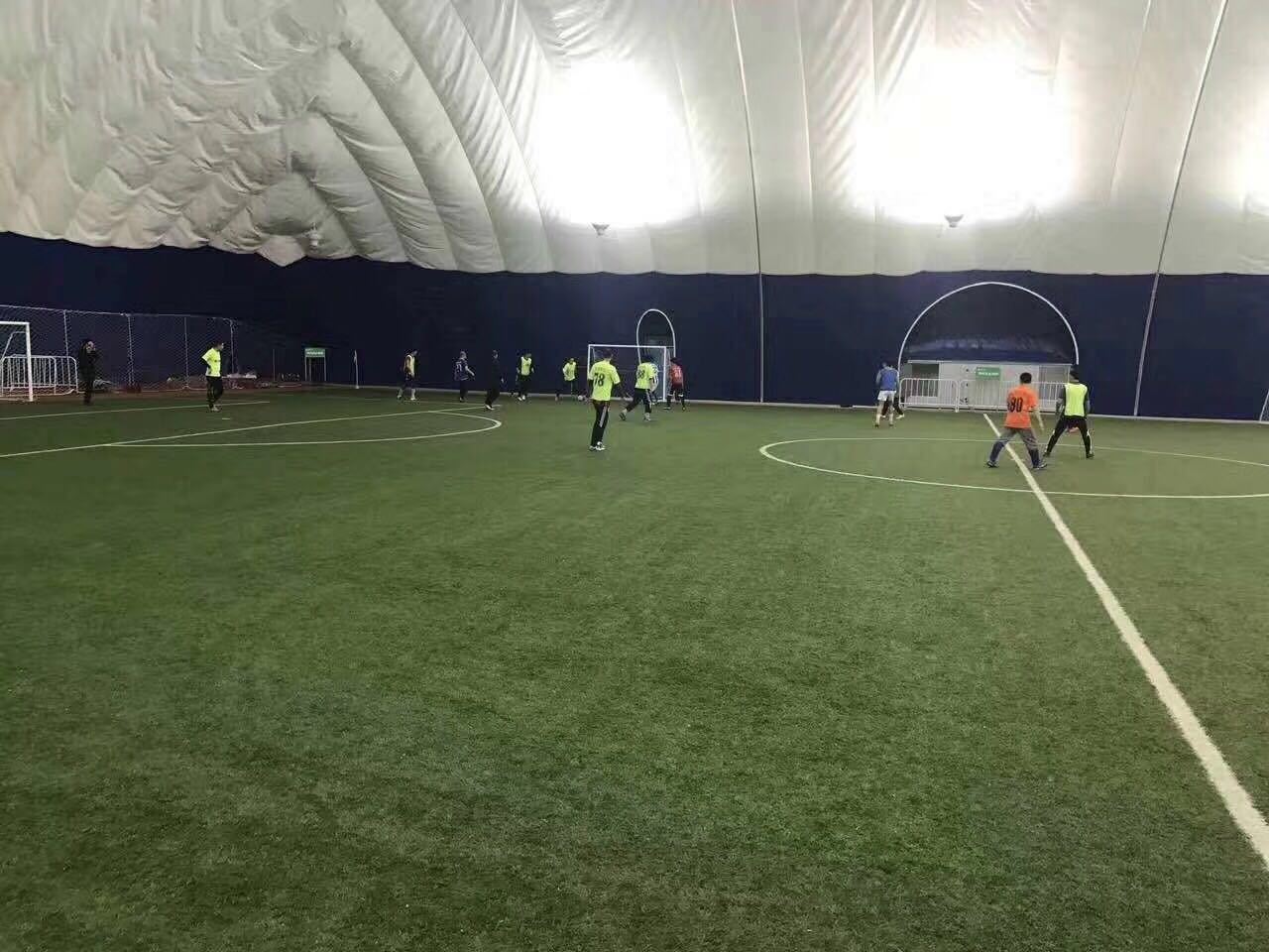 东北冬季踢球,沈阳市区气膜足球场