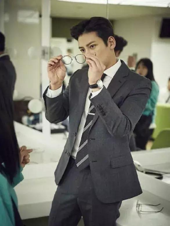 时尚的人戴什么眼镜好,时髦的人都在穿些啥