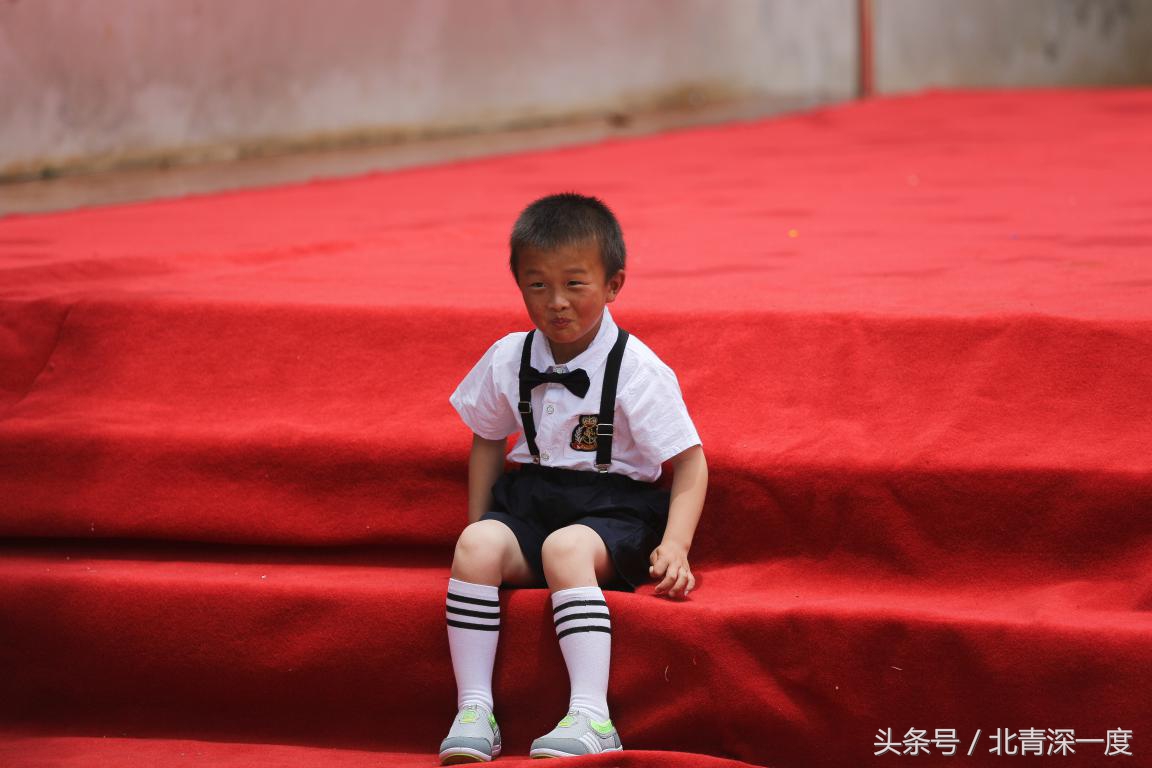 “鹿晗”在泥坑，妈妈在远方，你习以为常的幸福对他们却遥不可及