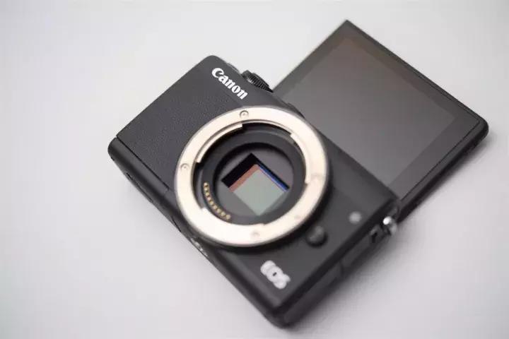 佳能eosm100正式发布,佳能eosm100购买时都带啥