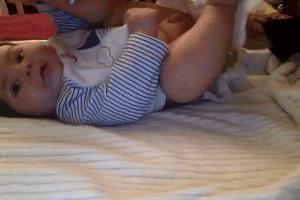 宝宝尿布裤换法,换脏尿布的正确方法