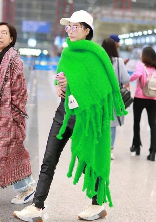 张馨予披军大衣,张馨予穿亮黄外套亮相