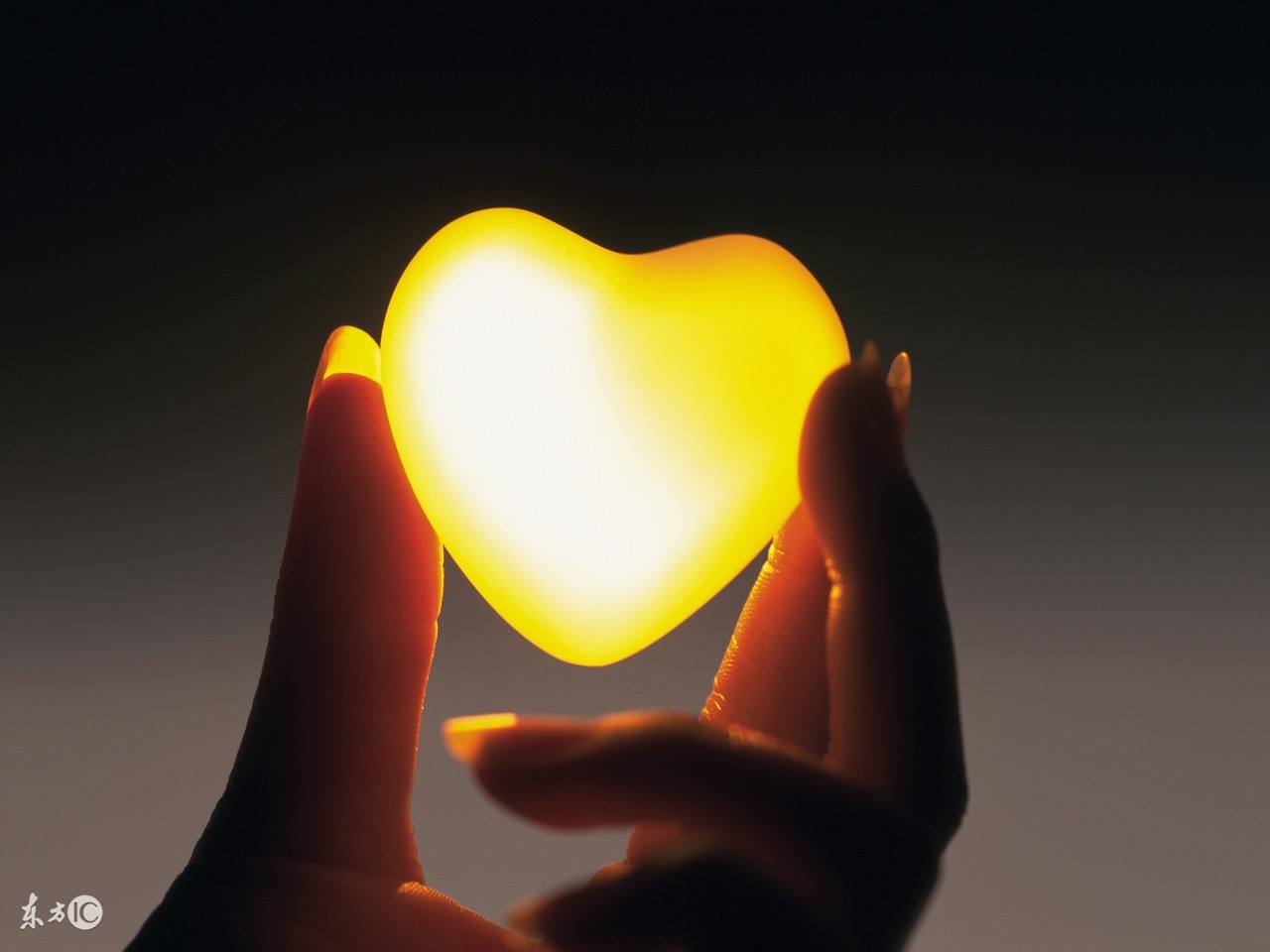 月子宝宝哭闹婆婆不让抱,月子里孩子一直哭闹怎么办