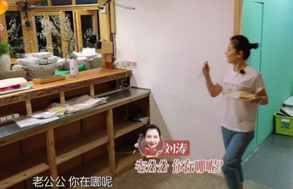 张馨予披军大衣,张馨予穿亮黄外套亮相