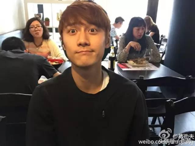 他有人鱼线和八块肌，却说：我不想露给你们看！