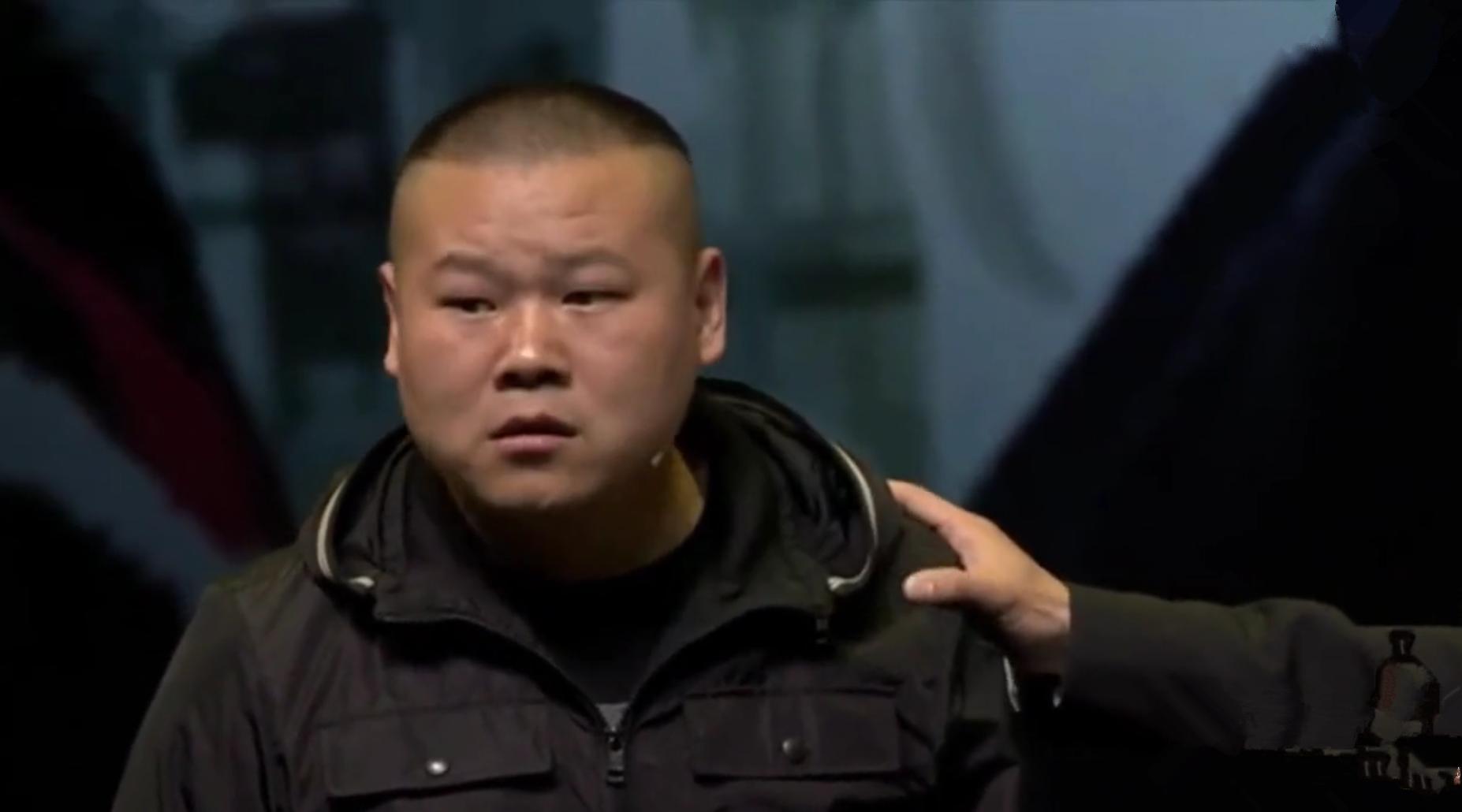 岳云鹏冲着吴京喊：你占得了谁便宜？吴京回答：你*活口**好