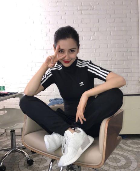 angelababy带小海绵拍写真,angelababy微博背景图是小海绵吗