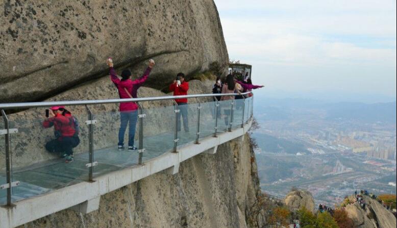 最吓人的十大旅游景点中国,玉屏山玻璃栈道特效吓人视频
