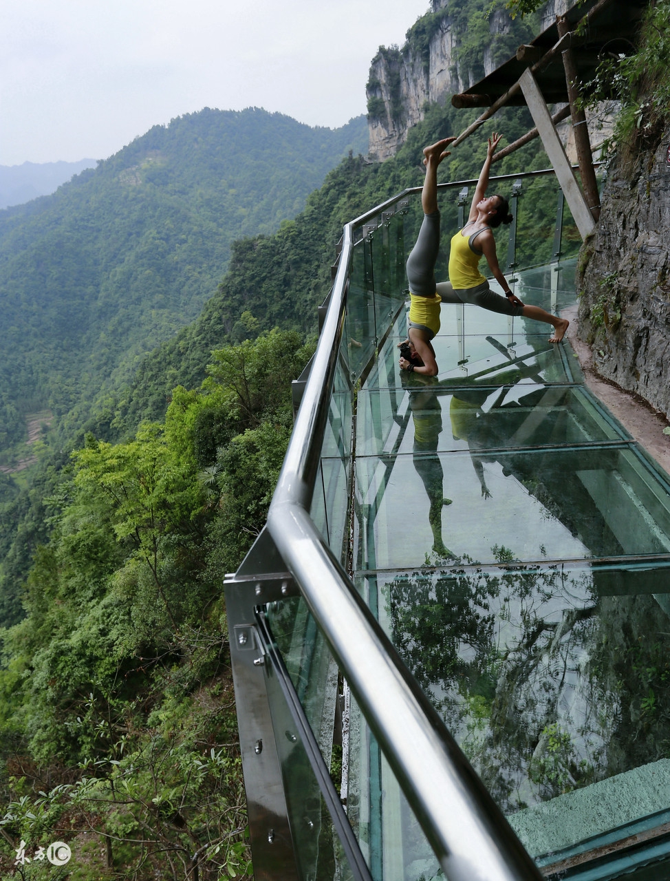 最吓人的十大旅游景点中国,玉屏山玻璃栈道特效吓人视频