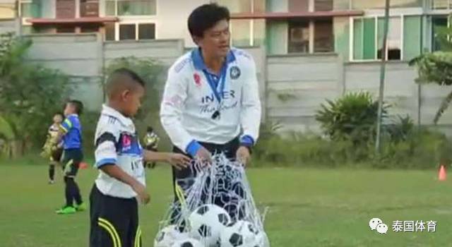天呐！泰国8岁男孩连续4次射中门框，英超球队为助他成才投入巨资