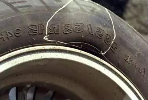 轮胎鼓包千万不要用刀划破,防止轮胎鼓包