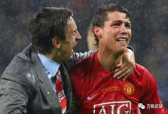 足球球场上的感人瞬间,球场上的感人瞬间放弃射门