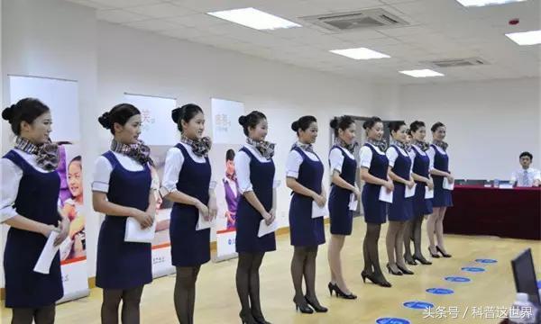 空姐乘务长和乘务员工资差多少,空姐与普通餐厅的服务员有啥区别