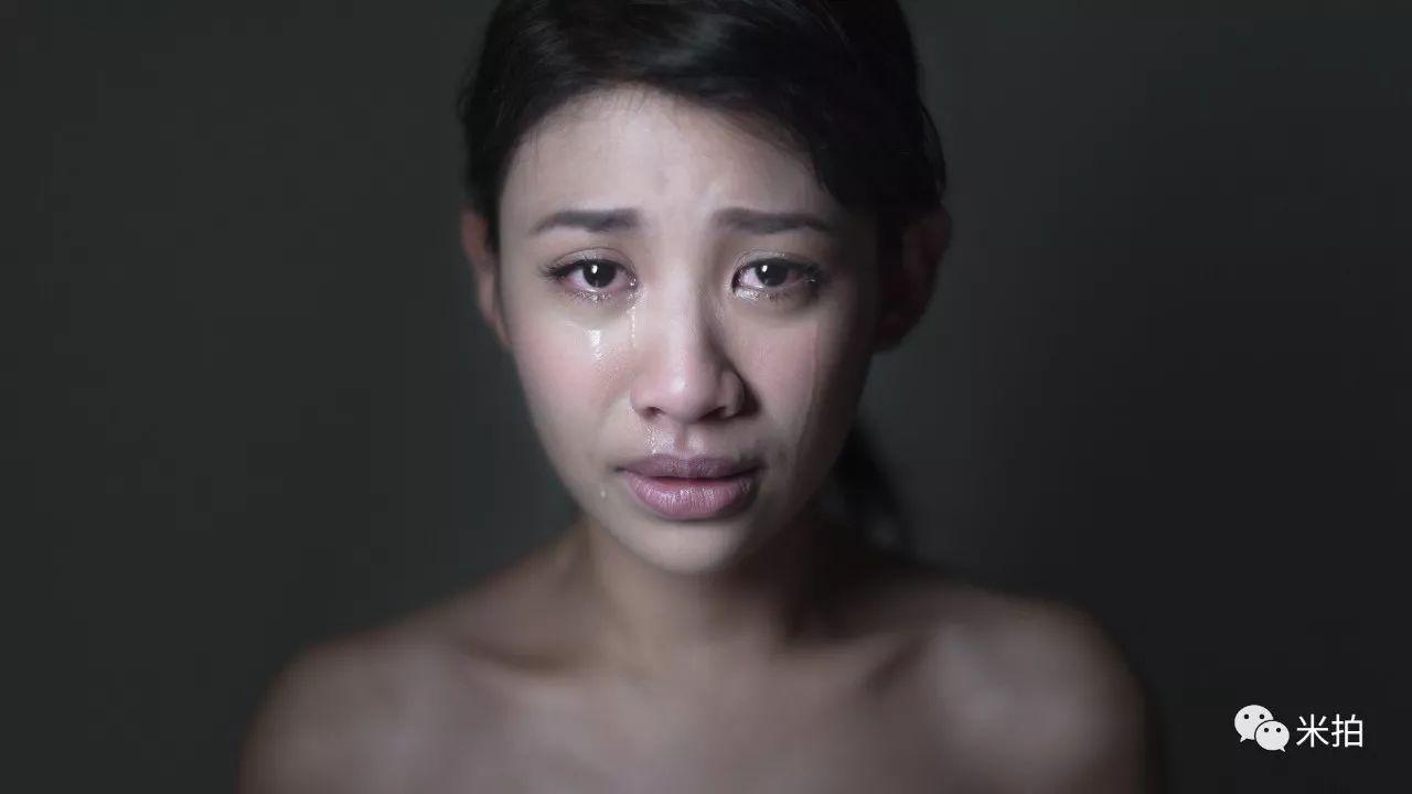 他把500个女孩惹哭了，然后拍了张照