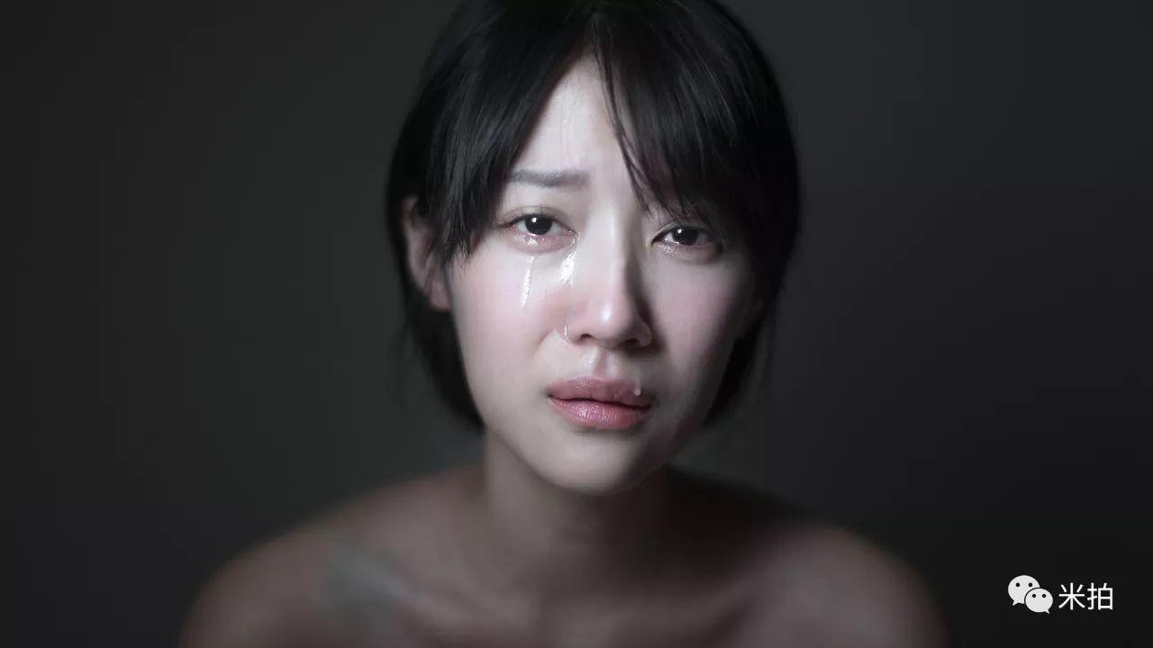 他把500个女孩惹哭了，然后拍了张照