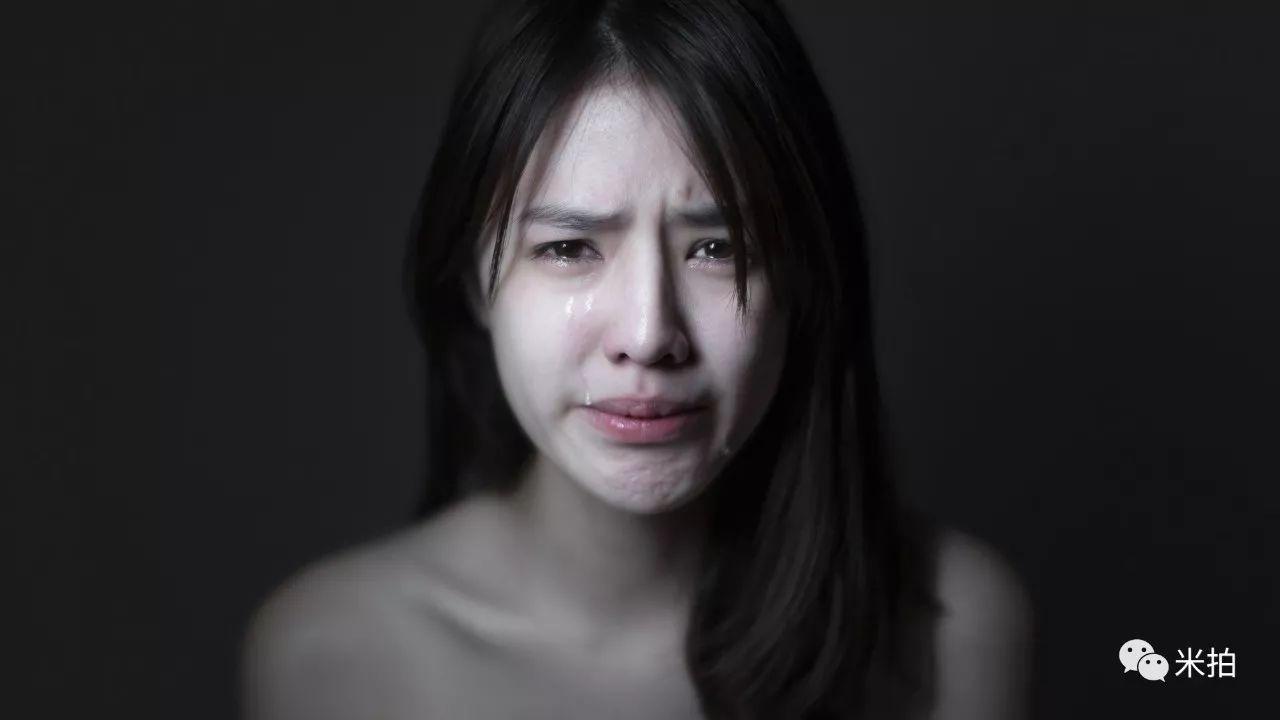 他把500个女孩惹哭了，然后拍了张照