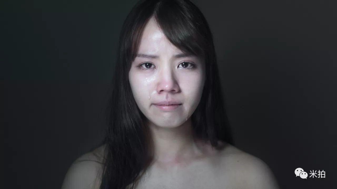 他把500个女孩惹哭了，然后拍了张照