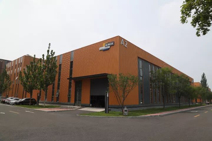 这只“百变金刚”服务奔驰大众,焊出中国八成高端车|产业好声音