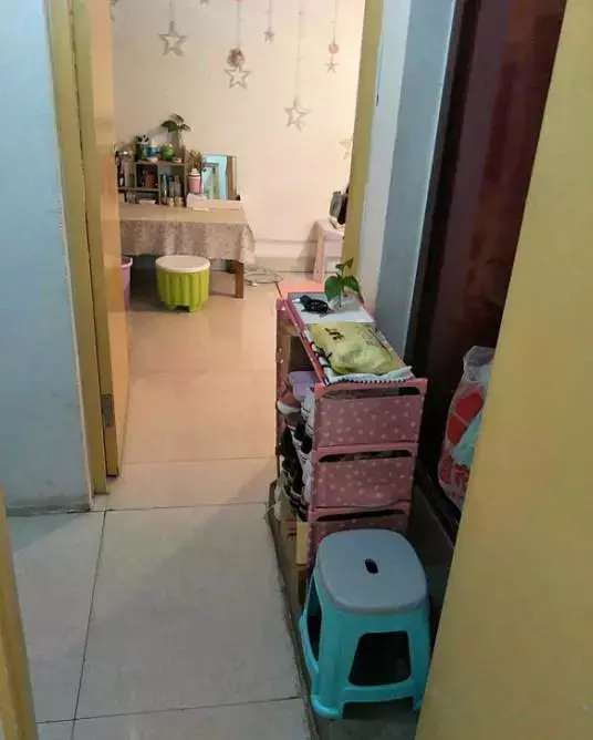 租在顶楼小阁楼,租的阁楼天花板隔音差