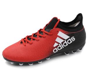 踢足球是盯人还是盯球,踢足球穿一双袜还是两双袜好