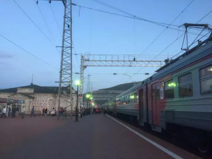 坐火车穿越俄罗斯西伯利亚,欧洲火车途经小镇