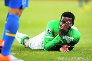 当足球里面的假摔成为一门功课,足球比赛如何判断禁区内是否假摔