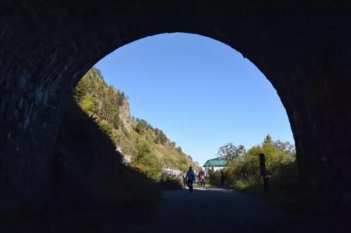 坐火车穿越俄罗斯西伯利亚,欧洲火车途经小镇