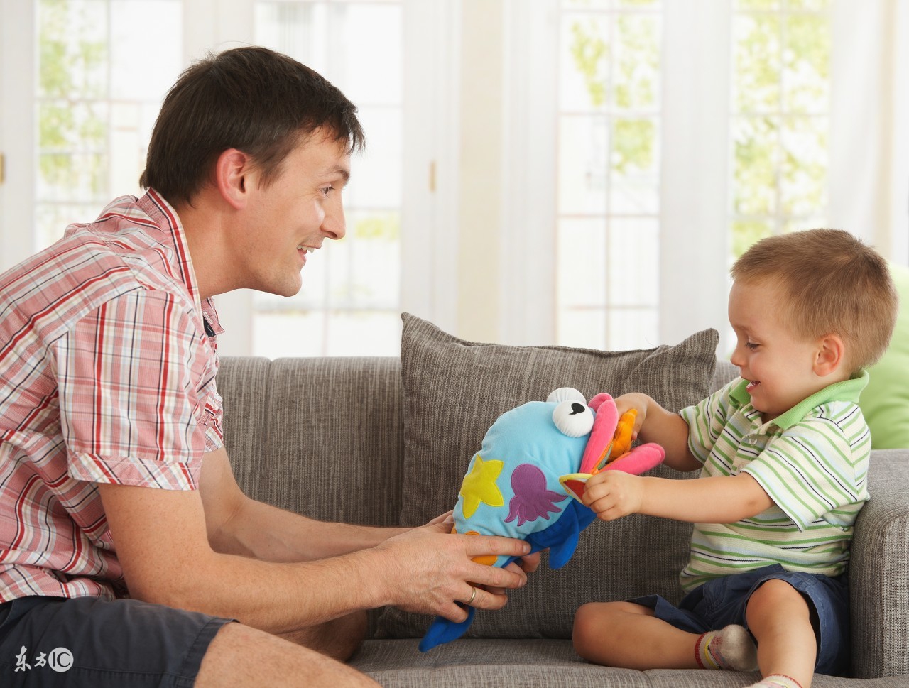 女儿在学校受了委屈家长该怎么做,孩子面对委屈的时候家长该怎么做